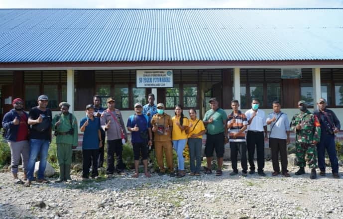 Sekda Michael Gomar saat Sidak di SD Negeri Potowayburu