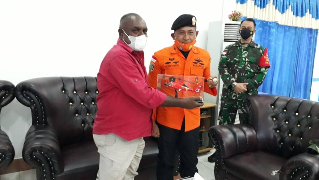 Ilustrasi berita Papua: Supriyanto Ridwan Serahkan Miniatur Helikopter Basarnas Kepada Bupati Merauke