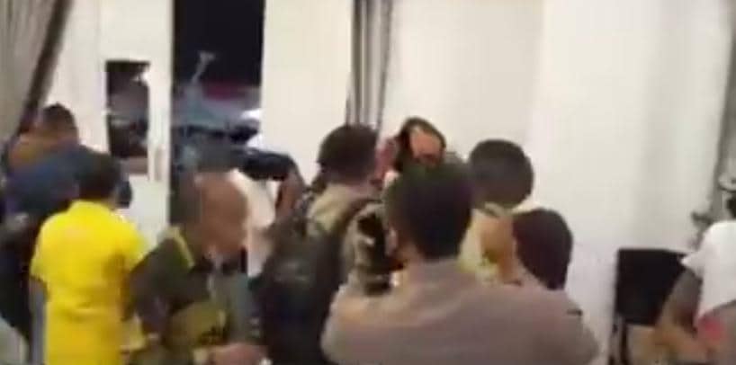 Ilustrasi berita Mimika: Sempat Bikin Tegang! Massa Serang Rumah Duka Wagub Papua, Rifai: Aksi Itu Bagian dari Adat