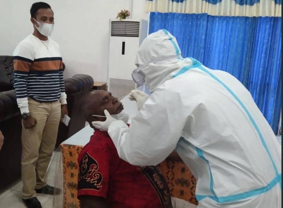 Ilustrasi berita Mimika: Beri Contoh ke Masyarakat, Bupati Merauke Rapid Test Antigen, Setiba dari Jayapura