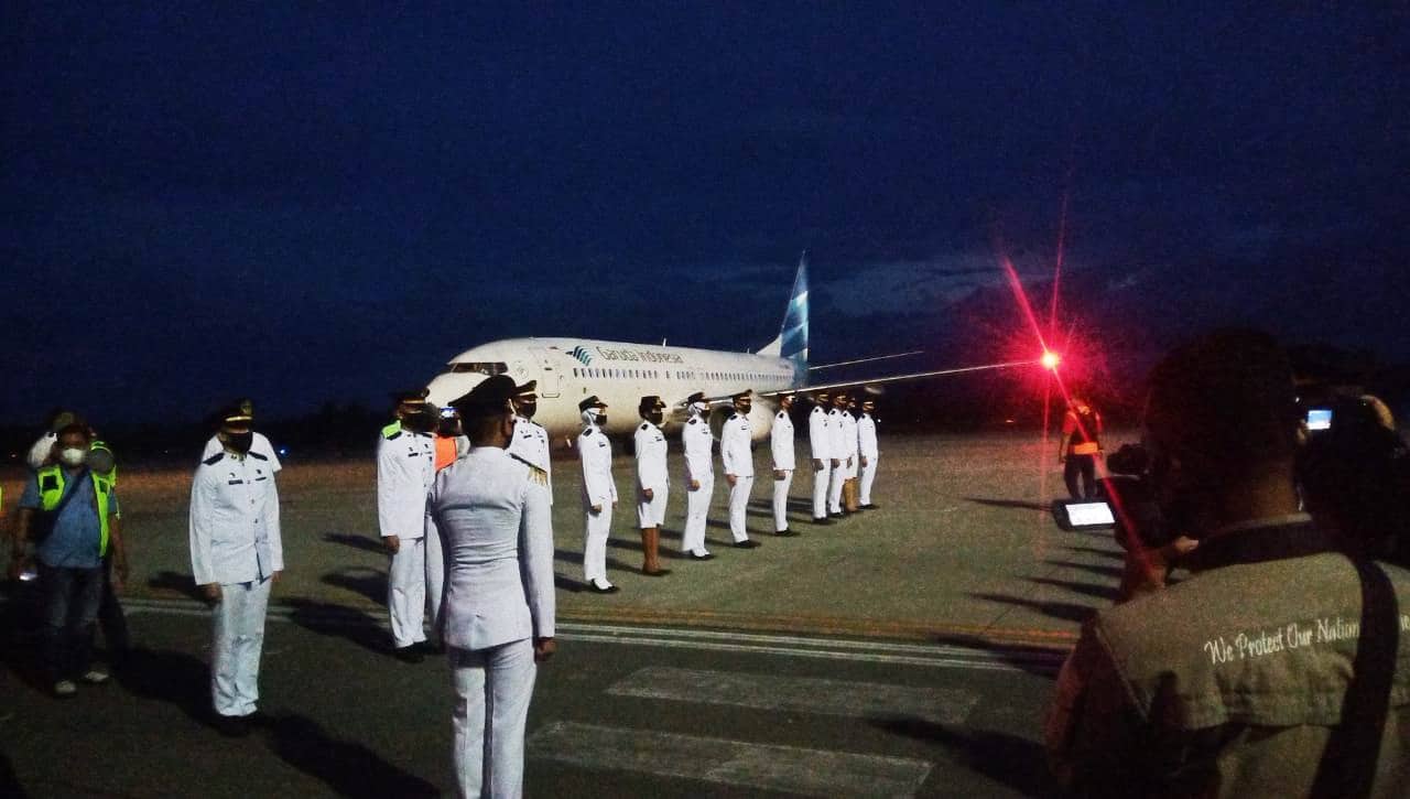 Ilustrasi berita Papua: Tiba di Bandara Sentani, Jenazah Wagub Klemen Tinal Diarak Menuju Rumah Dinas, Antrian 3 Kilometer dan Toko Ditutup