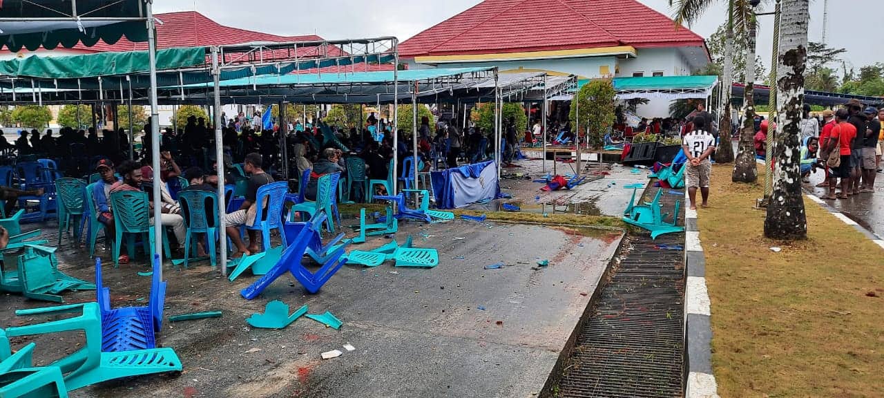 Ilustrasi berita Mimika: Tadi Pagi Massa Mengamuk di Pendopo Rumah Negara Timika, Rusak Kursi dan Sound System, 2 Kompi TNI Diturunkan