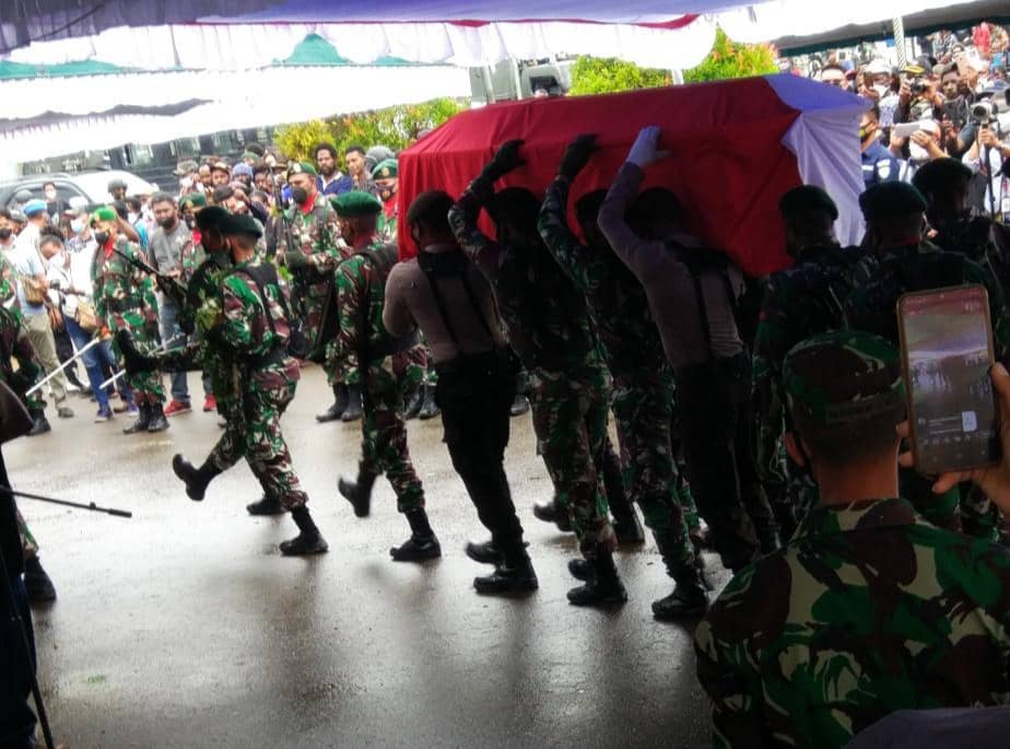 Pelepasan jenazah secara militer.