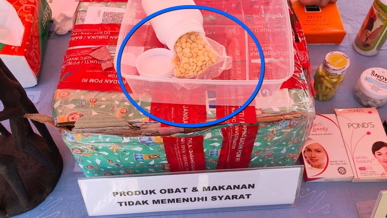 Loka POM memamerkan obat terlarang 1