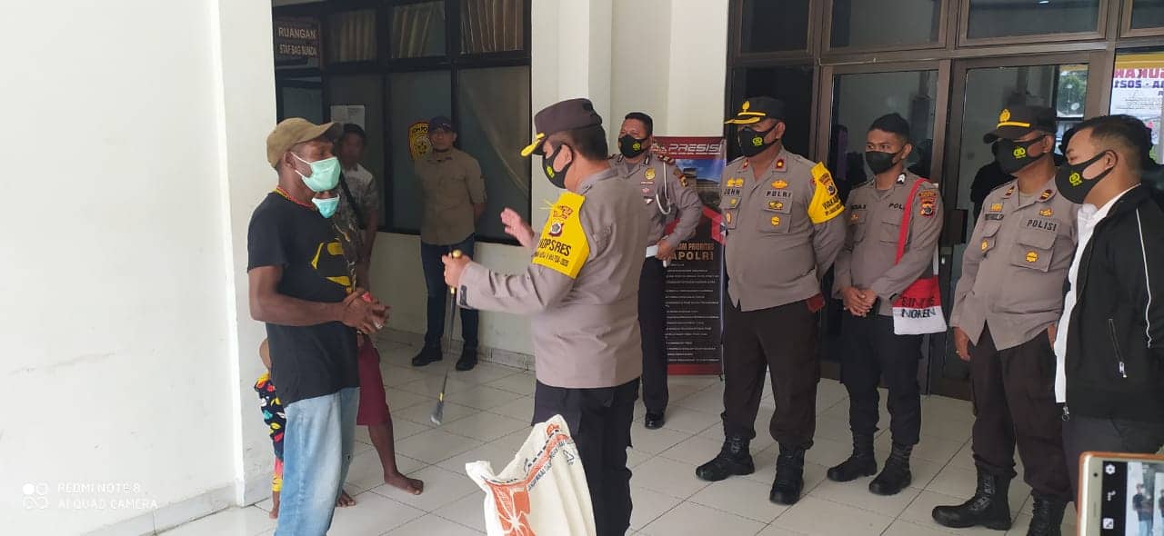 Ilustrasi berita Papua: Istri Bensin Enumbi, Perampas Senjata Polisi, Dapat Tali Asih dari Kapolres Puncak Jaya
