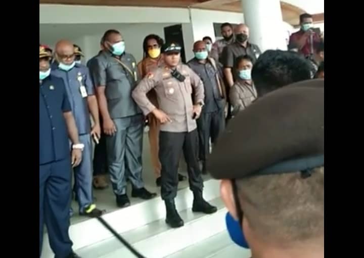 Kabag Ops Polres Mimika AKP Roberth Hitipeuw sedang meminta para pendemo membubarkan diri.