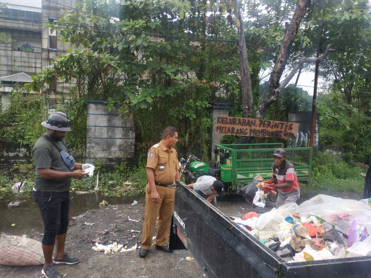 Ilustrasi berita Mimika: Meski Dirumahkan, Honorer Tetap Rutin Bersihkan Sampah, Yusran: Berharap Perhatian Pimpinan