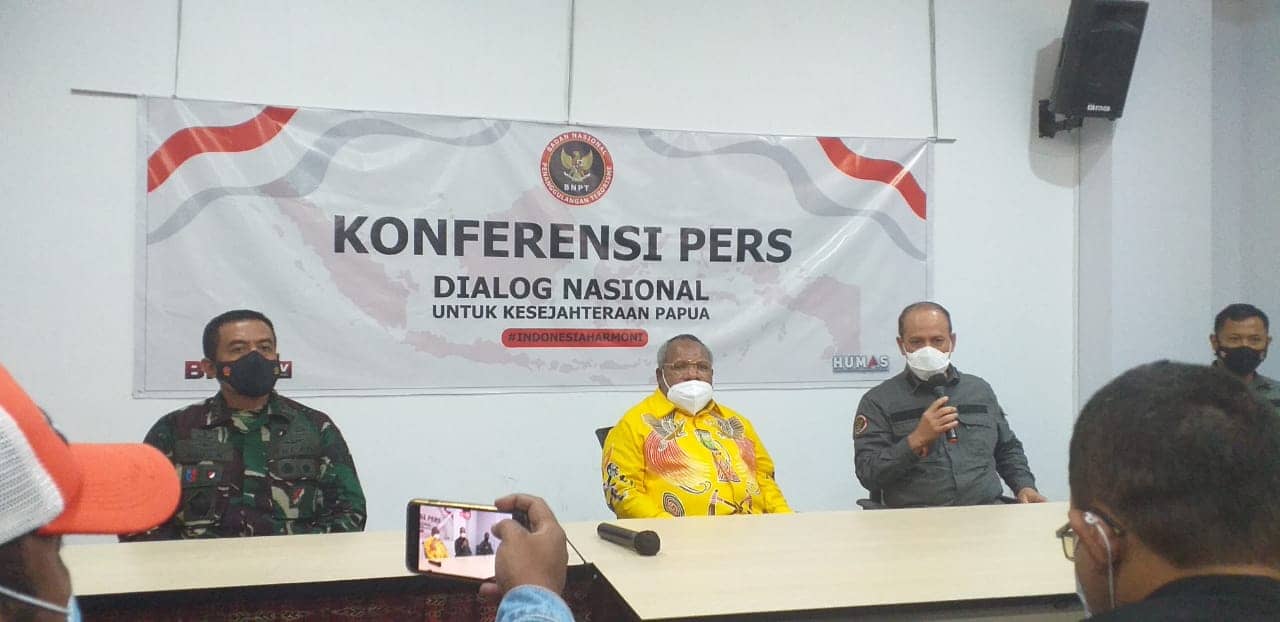 Kepala BNPT Komjen Pol Dr Drs Boy Rafli Amar bersama Bupati Mimika Eltinus Omaleng saat menggelar konferensi pers