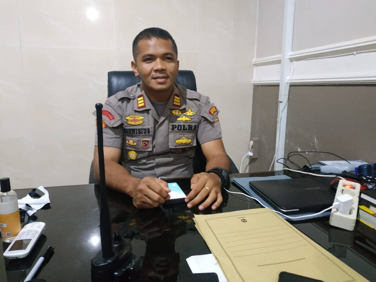 Ilustrasi berita Mimika: Kapolsek Miru : Korban Kejahatan Lapor Polisi, Bukan Curhat di Sosmed, Manfaatkan Call Centre 110