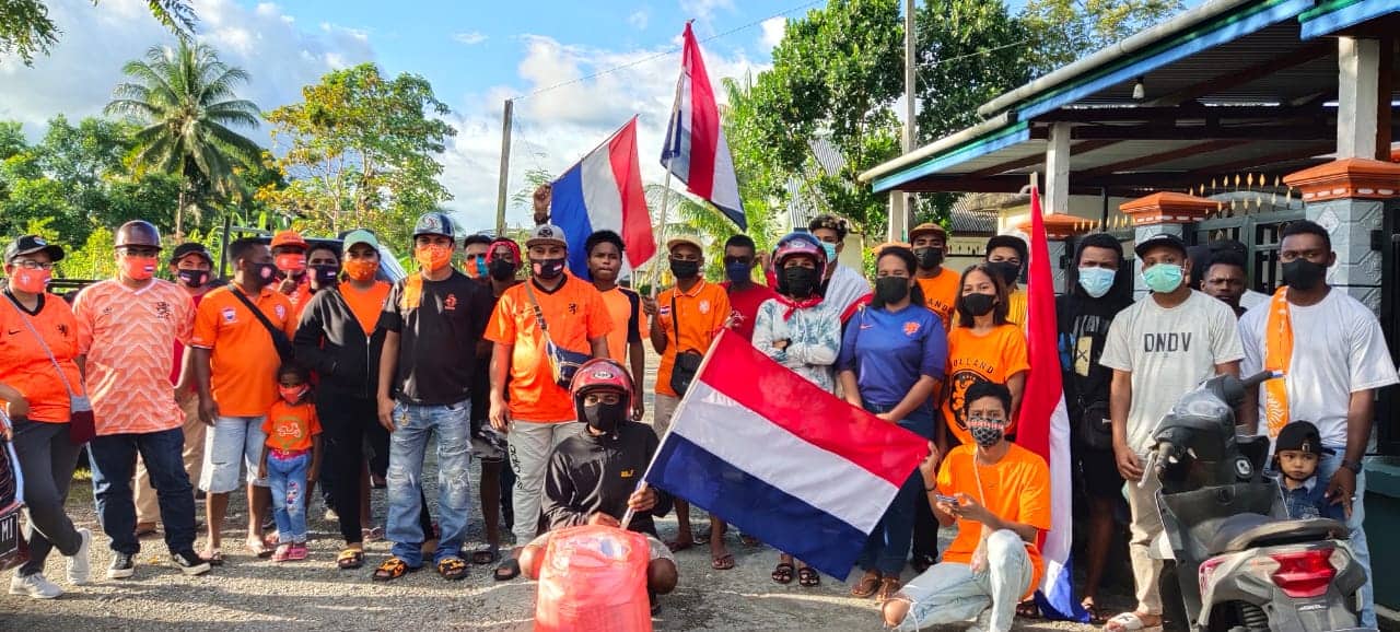 Ilustrasi berita Mimika: Sore Ini, Ikuti Larangan Kapolres, Fans Fanatik Belanda Timika Bagi Masker Gratis