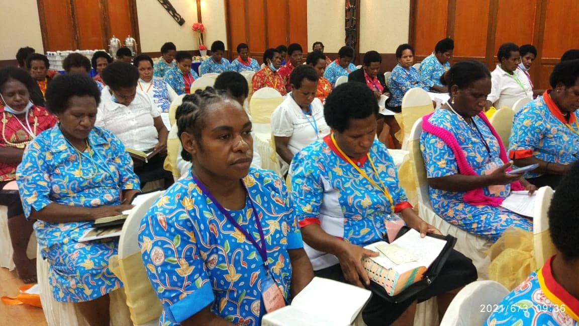 Para peserta sedang mengikuti retreat
