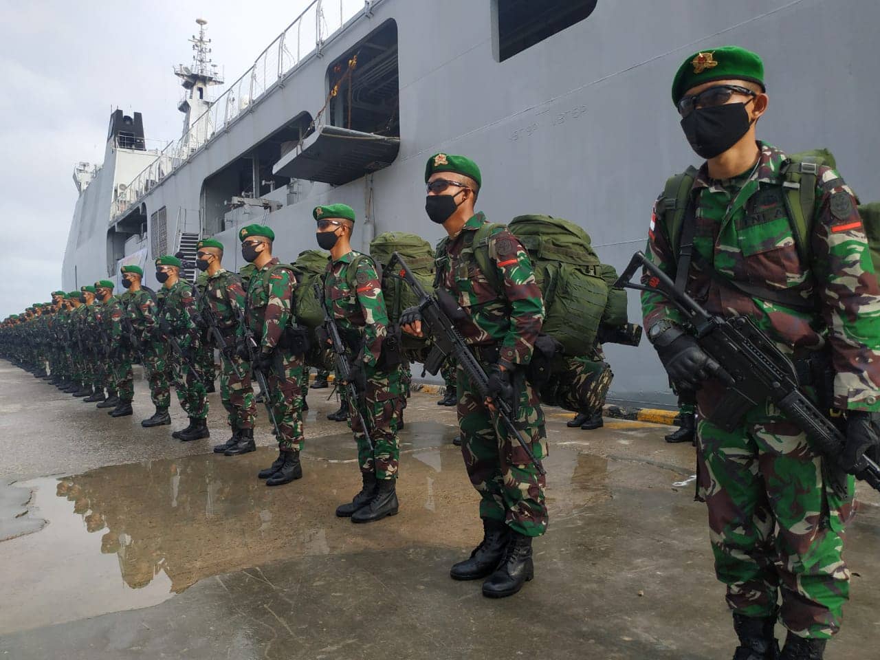 Satgas Yonif 315 Garuda saat tiba di Pelabuhan Amamapare Timika