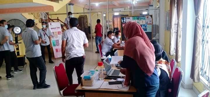 Warga Timika sedang divaksin