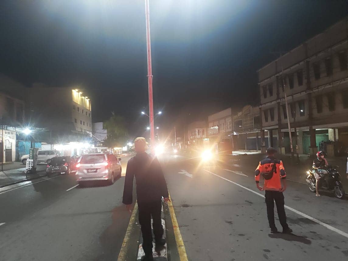 Petugas melakukan aksi penyekatan