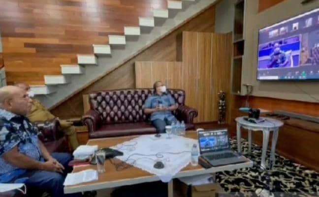 Gubernur Papua Lukas Enembe ketika melakukan perbincangan secara virtual dengan Ketua Asosiasi Bupati Pegunungan Tengah Papua Befa Yigibalom usai peluncuran buku