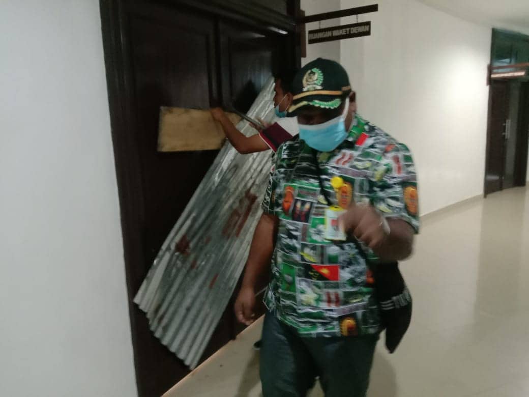 Ilustrasi berita Mimika: Tuntut Kesejahteraan, Ruang Kerja Wakil Ketua I DPRD Mimika Dipalang Anggota Dewan