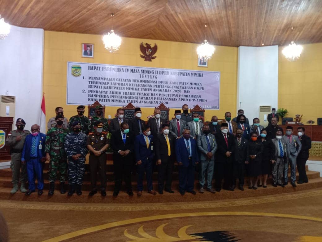 Foto bersama eksekutif da legislatif usai sidang