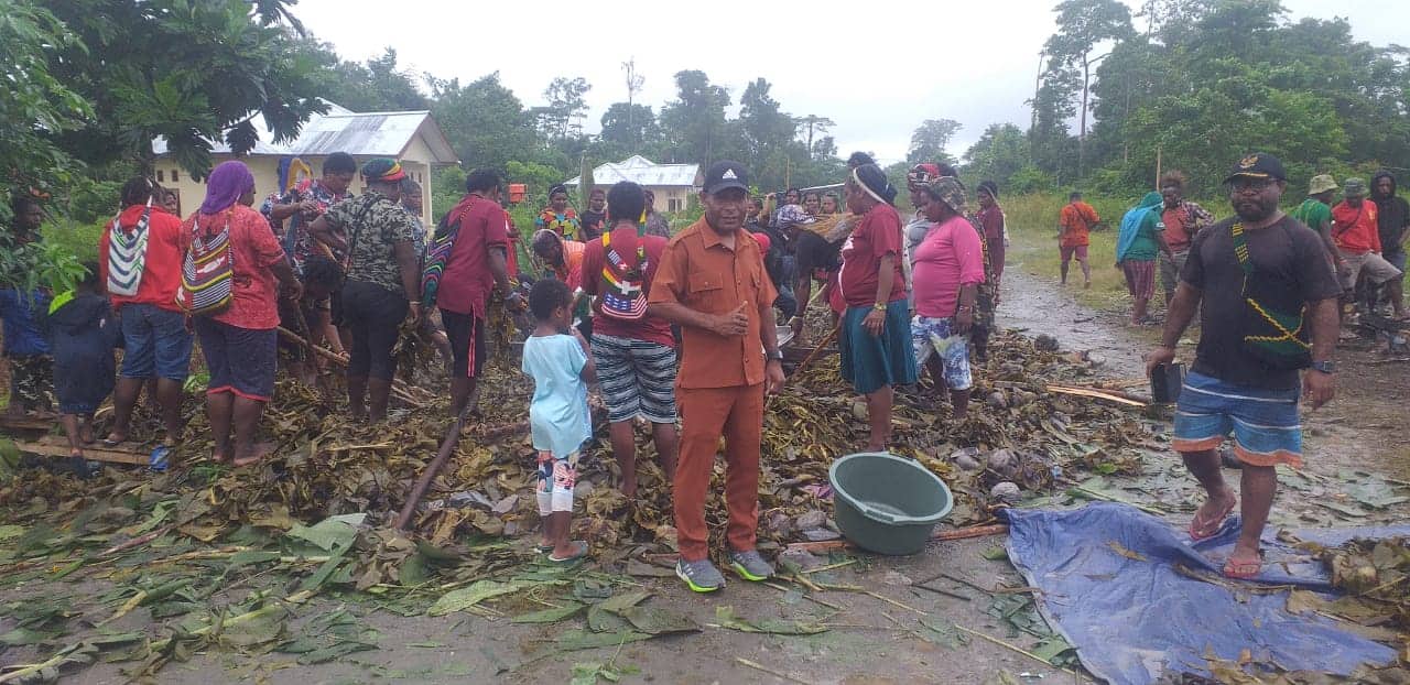 Ilustrasi berita Mimika: Romanus Omaleng SH,MH, Jalan Terjal Menuju Kursi DPRP, Gelar Syukuran di Mile 32