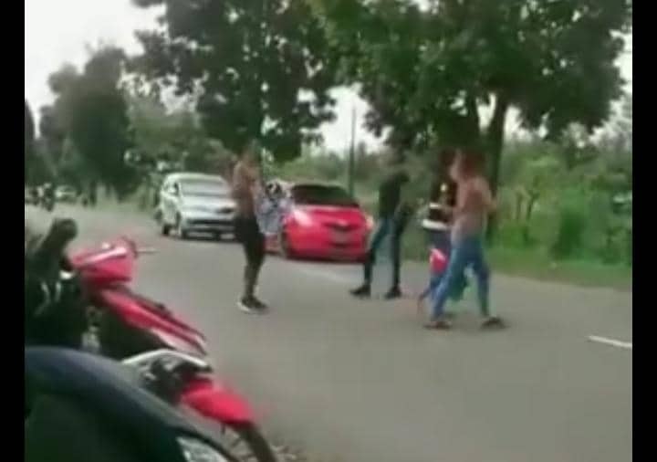 Ilustrasi berita Mimika: Beredar Video Pendukung Argentina Dikeroyok Fans Brazil di Jalan Bandara Timika
