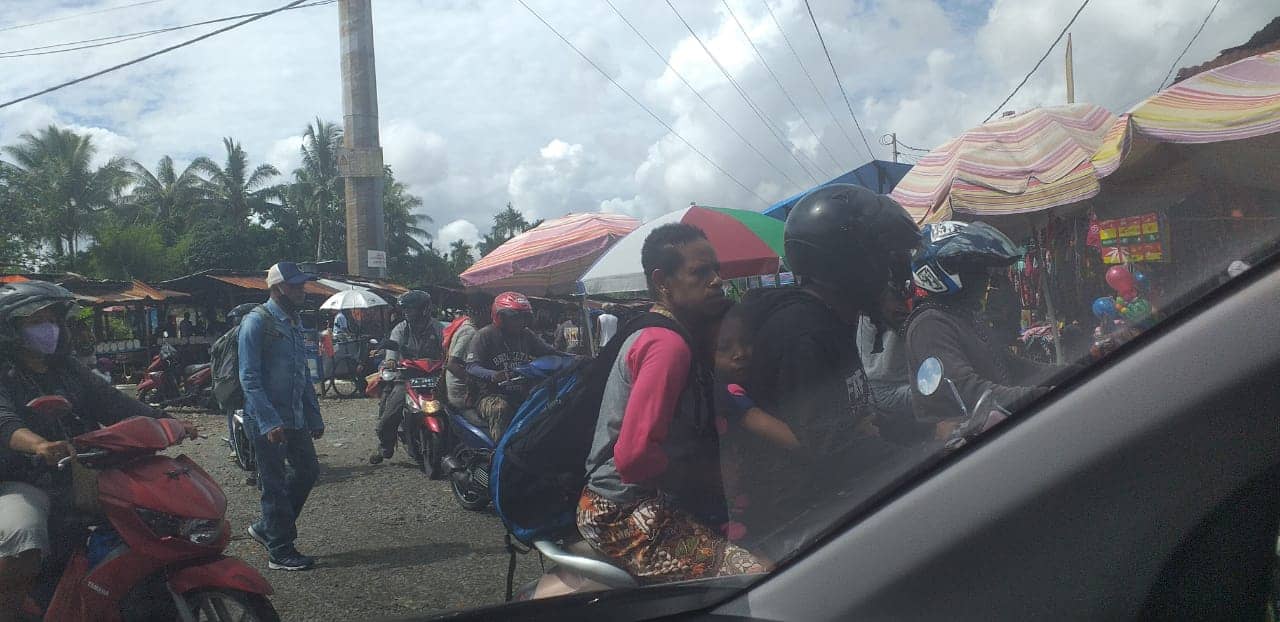 Suasana ramai di pasar gorong gorong timika
