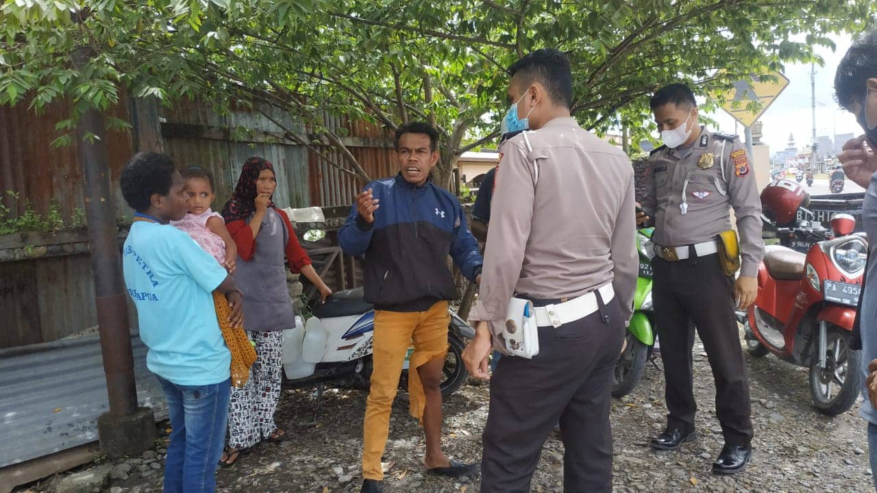 orban tabrak lari dan ojek saat memberi keterangan kepada polisi.