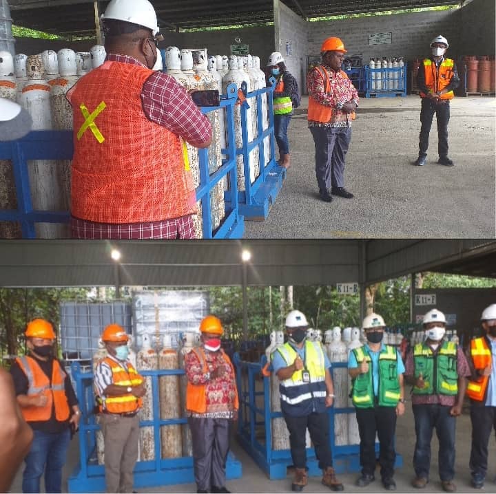 Bupati Asmat Elisa Kambu S.Sos menerima bantuan 50 tabung oksigen dari Freeport.