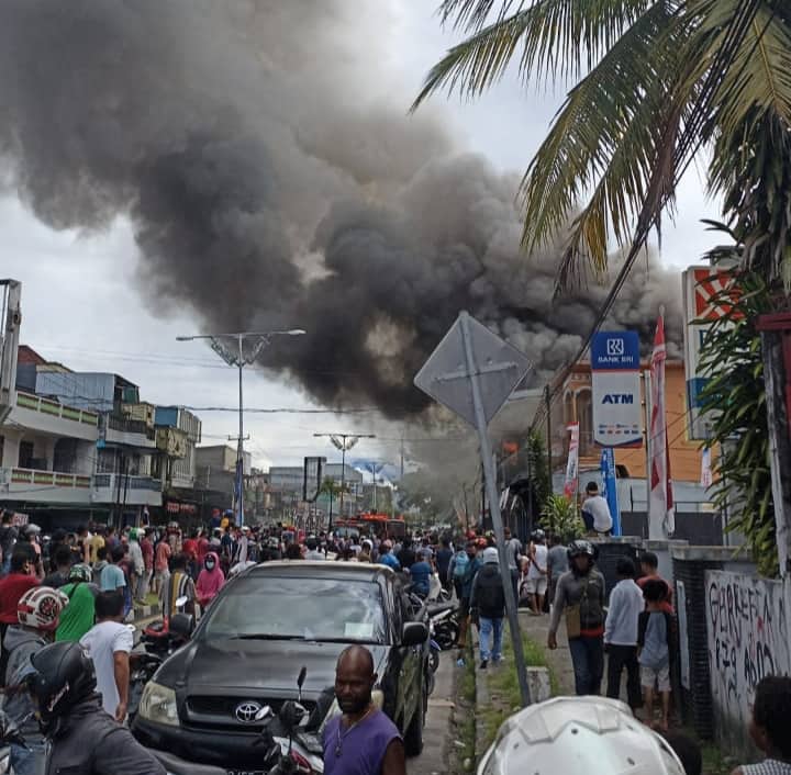 Ilustrasi berita Mimika: Pertokoan Hotel Jasa Timika Terbakar, Asap Hitam Membubung Tinggi