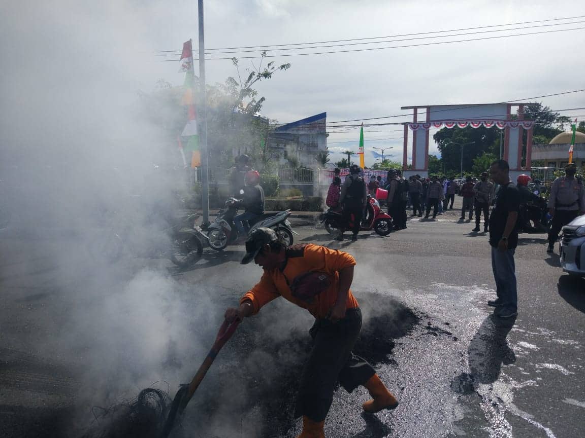 Ilustrasi berita Mimika: Terkait Aksi di Depan Kantor DRPD Mimika, Muhammad Asri : Gubernur Papua yang Memaksa Kami Bakar Ban, Bakal Bawa Massa