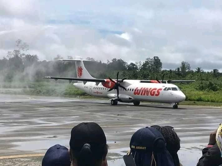 Pesawat Wings Air landing di Ewer