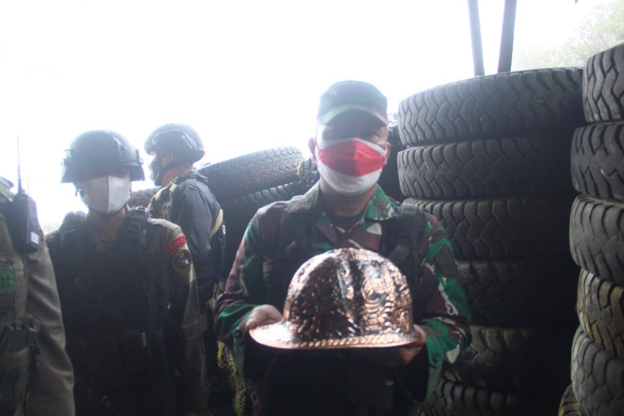 Ilustrasi berita Mimika: Dansatgas Amole Dapat Kado Helm Tembaga, Diserahkan Langsung Presdir PTFI dan Komut PT Inalum