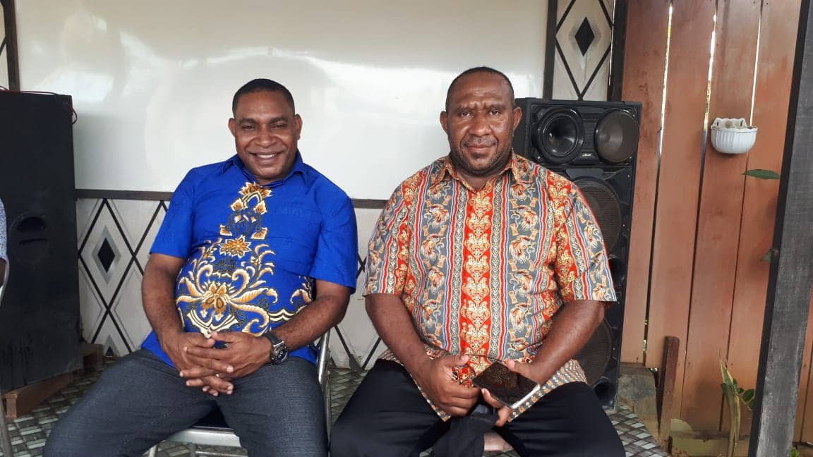 Hengky Yaluwo didampingi Steven Roberth Belamirus