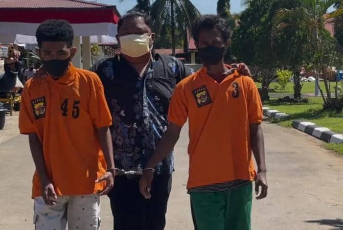 Dua Pelajar Pengedar Ganja saat Digelandang ke Polres