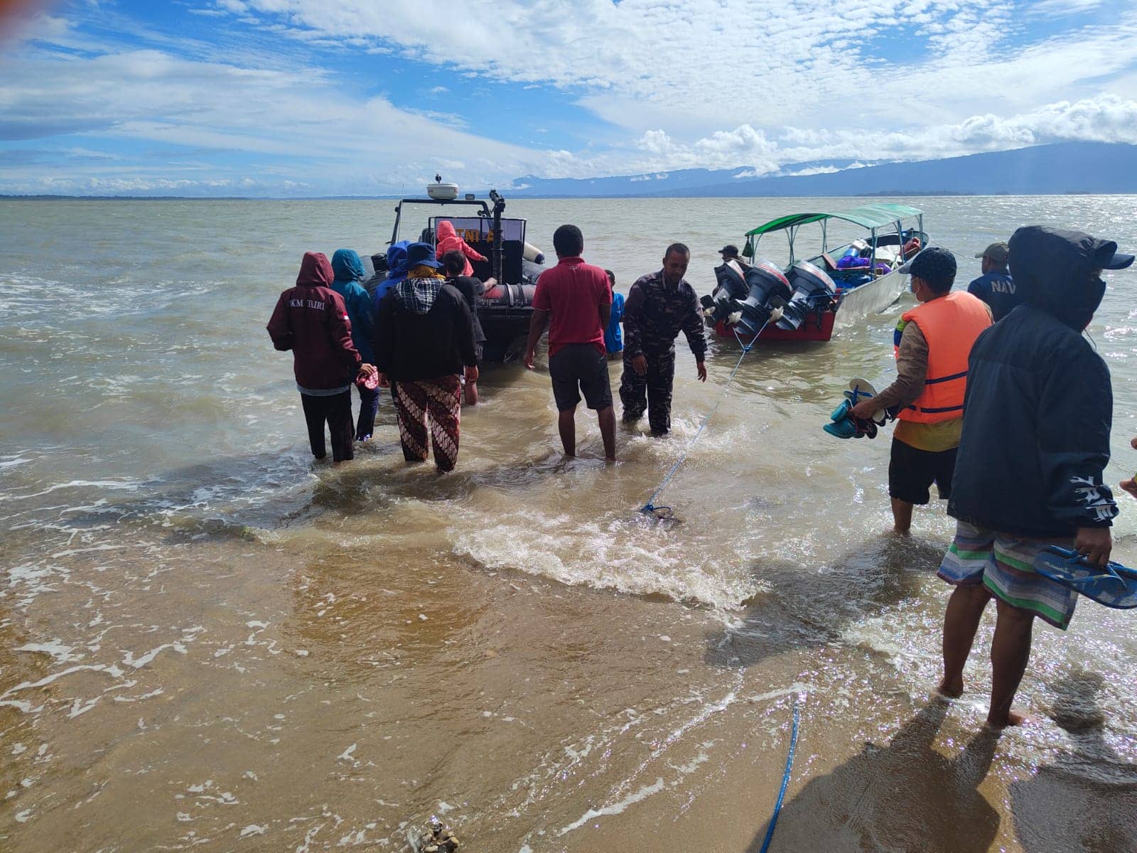 Para korban berhasil dievakuasi.