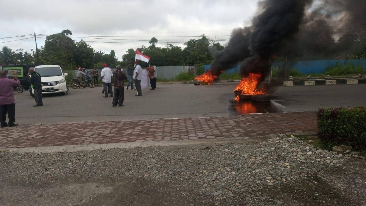 Aksi bakar ban DPRD Mimika 2014-2019