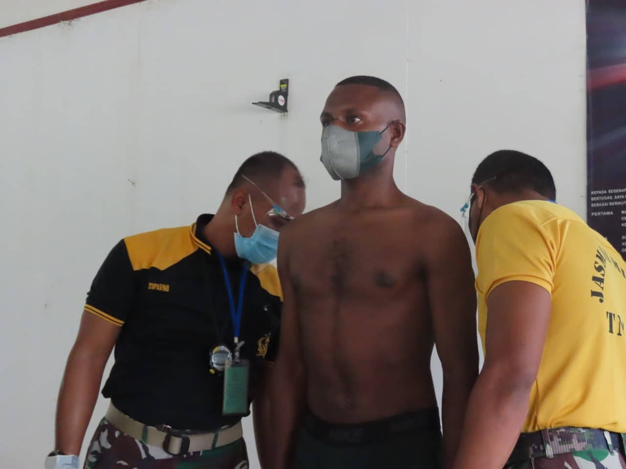 Peserta seleksi melaksanakan seleksi tinggi badan.