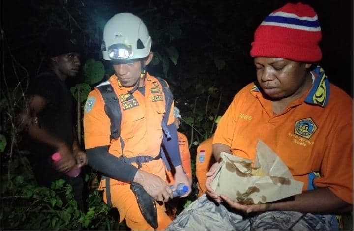 Evakuasi anggota club pencinta alam (CPA) Hirosi yang alami kecelakaan usai membentangkan bendera Merah Putih dalam rangka HUT Ke 76 RI di gunung Cykloop, Kamis subuh (19/8).