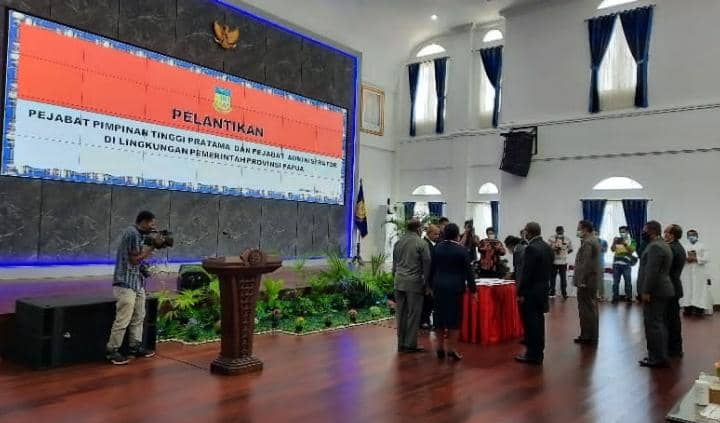 Gubernur Papua Lukas Enembe melantik beberapa pejabat eselon II di Gedung Negara Jayapura pada Jumat (20/8).