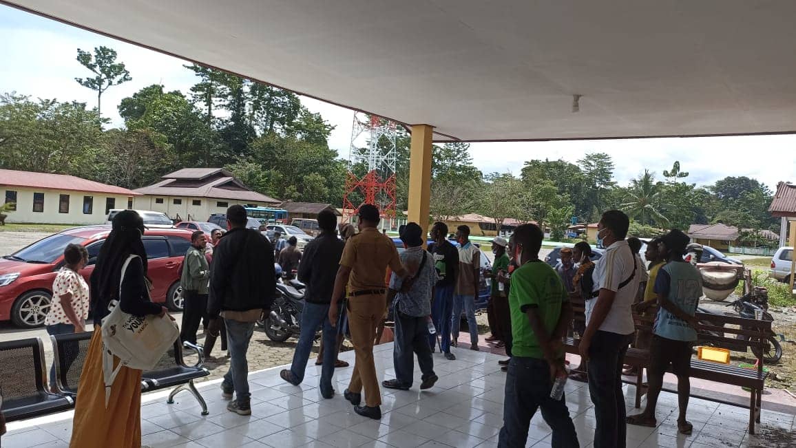 Keluarga almarhum Simon di Polres Mimika, Mile 32.