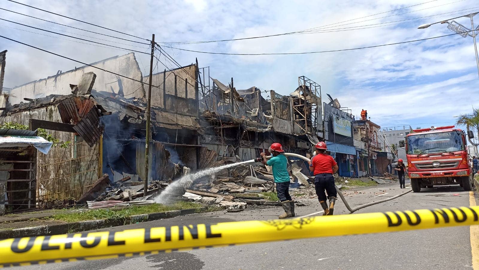 Puing-puing bangunan yang terbakar.