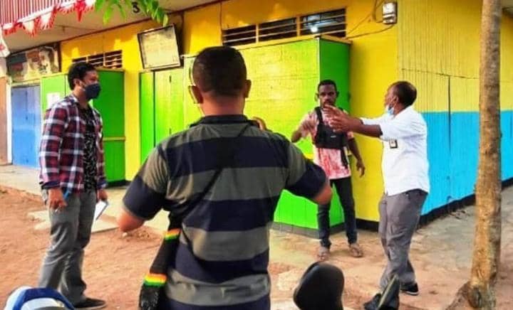 Steven sedang menunjukkan tempat dimana dirinya biasa menjadi juru parkir dan sisi samping dimana hari itu ia mabuk bersama dengan dua orang temannya.