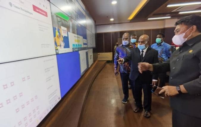 Kepala Dinas Komunikasi dan Informatika (Diskominfo) Provinsi Papua Jeri Agus Yudianto menunjukan fasilitas di dalam media center yang telah disediakan pihaknya untuk menyukseskan PON XX dan Peparnas XVI.