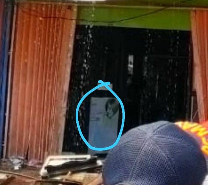 X banner yang sebelumnya viral seperti pria bersorban putih.