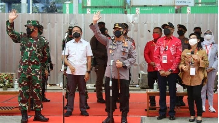 Panglima TNI Marsekal TNI Hadi Tjahjanto dan Kapolri Jenderal Pol Listyo Sigit Prabowo, Jumat (27/8/2021), meninjau lokasi isoter KM Tidar di Pelabuhan Jayapura.
