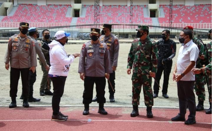 Kapolri Jenderal Pol. Listyo Sigit Prabowo bersama Panglima TNI Marsekal TNI Hadi Tjahjanto dan Menpora Zainudin Amali meninjau Stadion Lukas Enembe, memastikan kesiapan PON XX Papua, Jumat (27/8).