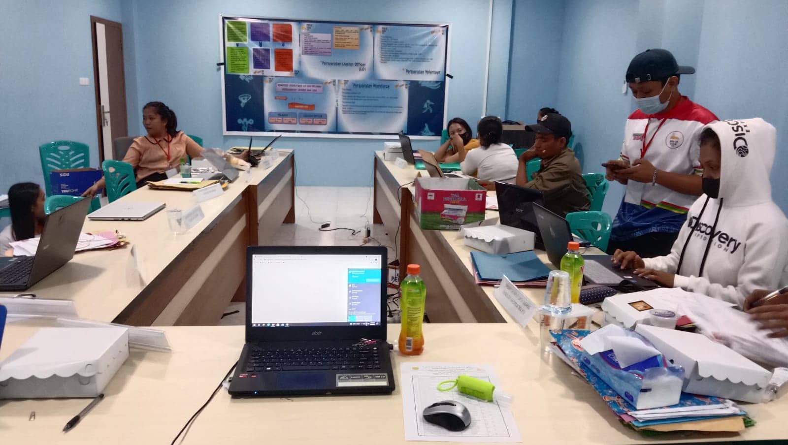 Panitia sedang menyeleksi berkas yang masuk