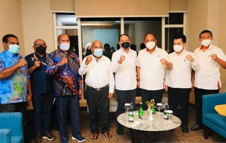 Gubernur Papua Lukas Enembe berpose bersama Ketua Tim Keabsahan PON XX Soedarmo dan pejabat lainnya.