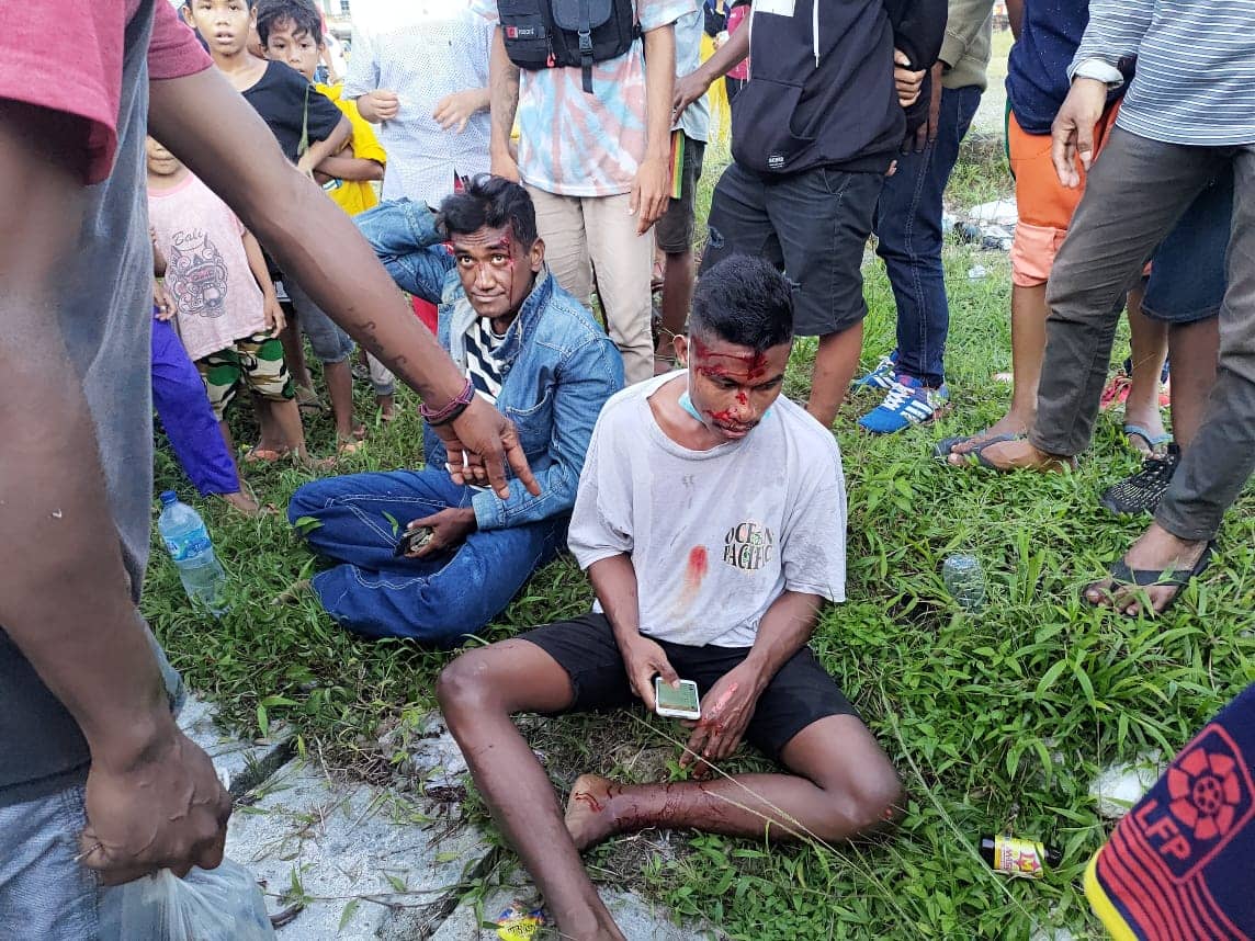 Pelaku tabrakan (kaos putih) dan korban (jaket biru) di TKP.
