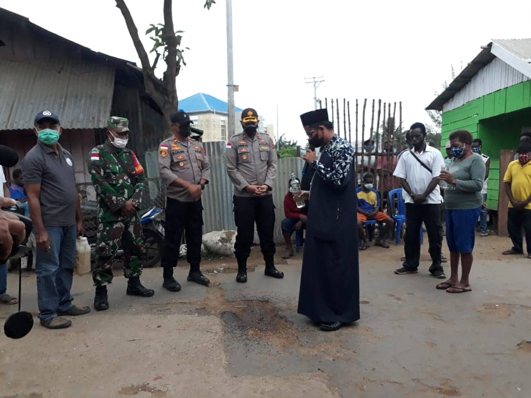 Ilustrasi berita Papua: Polisi Gandeng Tokoh Agama Musnahkan Miras di Kompleks Pemukiman Asmat di Merauke