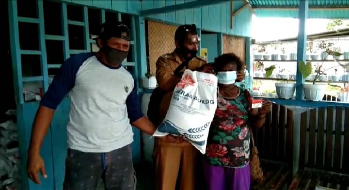 Penyaluran bantuan dipimpin Kepala Kampung Nawaripi Norbertus Ditubun