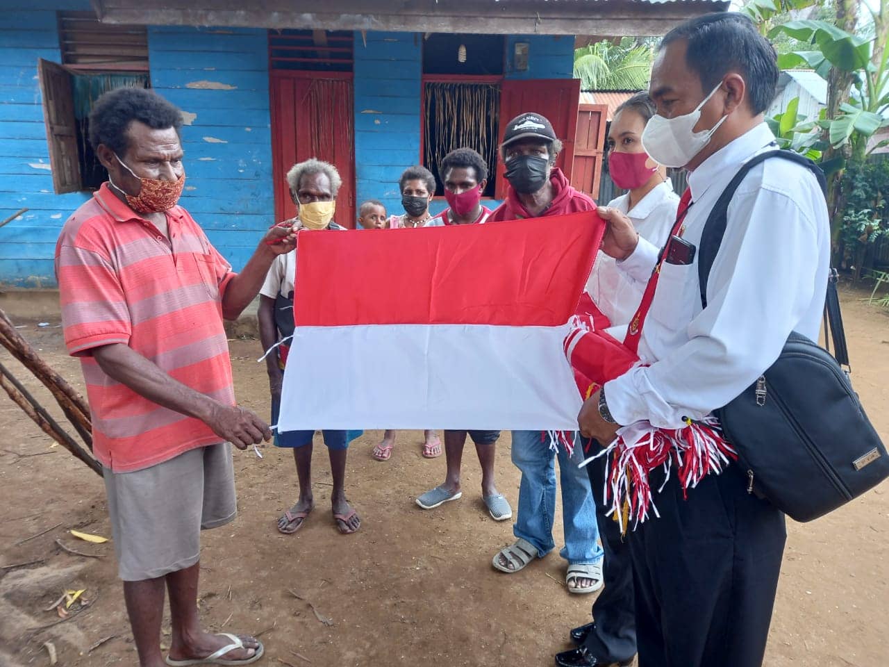 Penyerahan Bendera Merah Putih kepada Warga